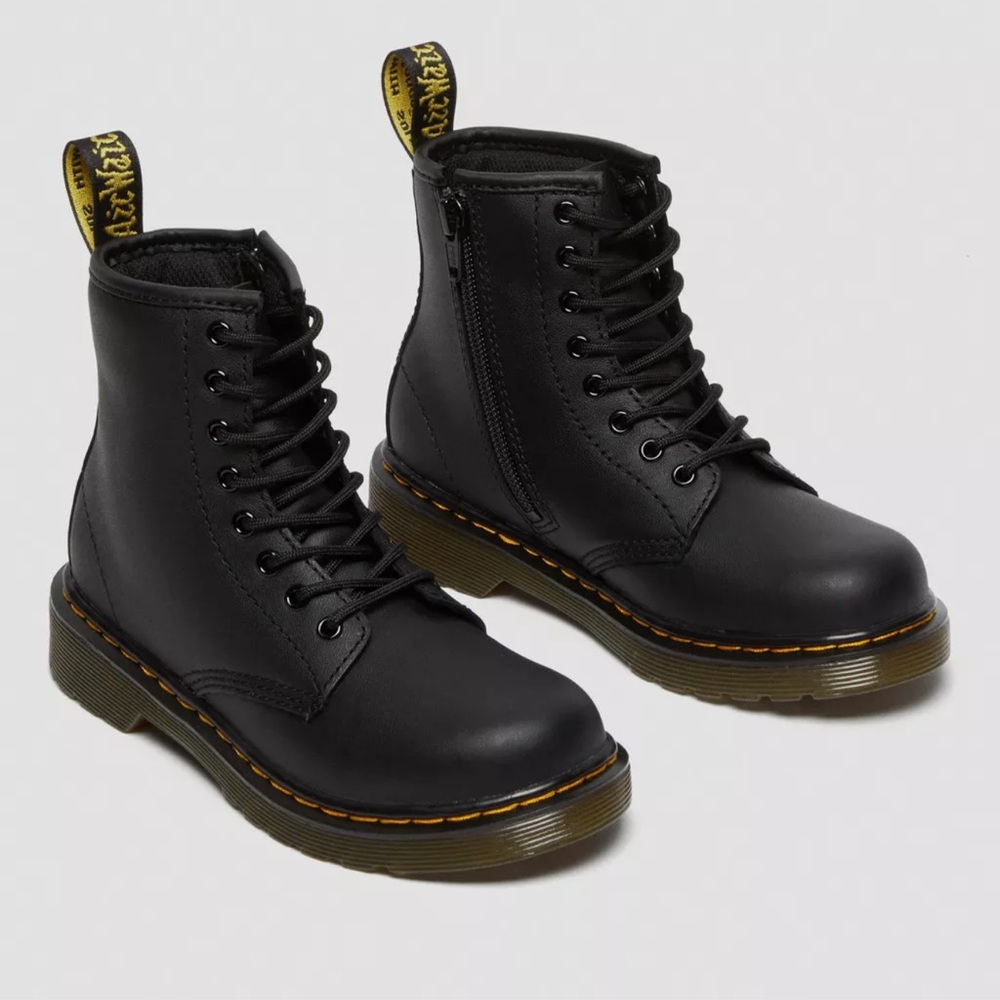 JUNIOR 1460 SOFTY T LEATHER LACE UP
•fits size 6 WM
Like new, only used 2x